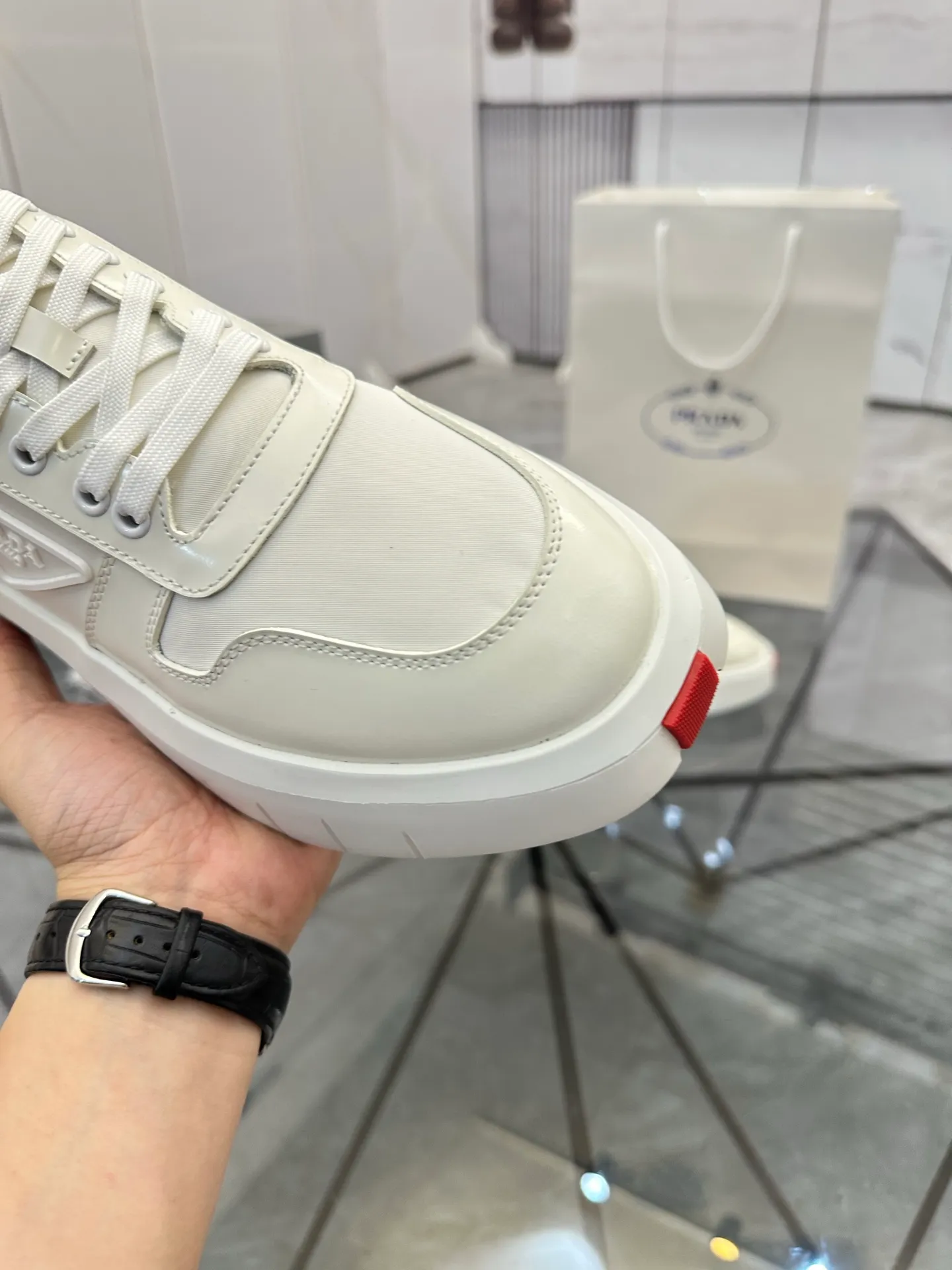 Men's shoes: 💰P620¥ High-end top quality Product trademark: Prada *"Prada*" low-top casual shoes Regular size: 38-45 (can be customized to 46) Product materials: imported first-layer cowhide leather on the upper spliced ​​with original fabric, breathable lining, cowhide foot pads, original ultra-light foam outsole. No.: 001